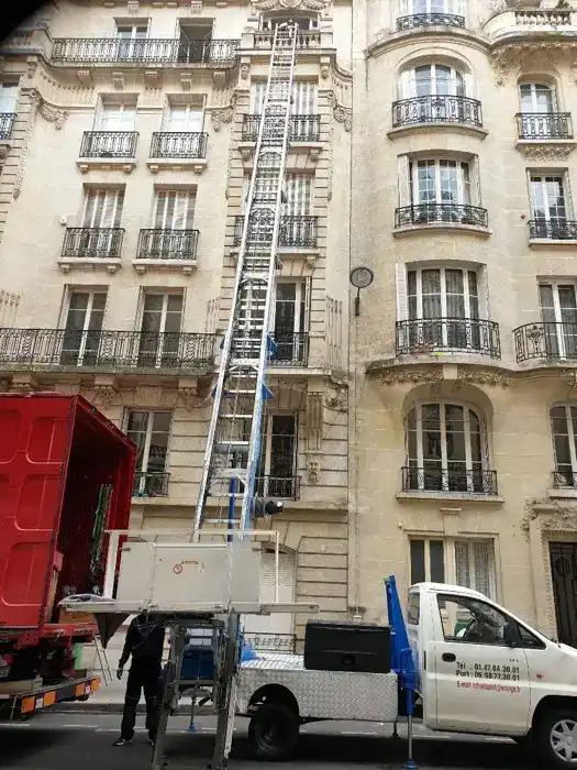 Monte-meubles extérieur en action pour accès difficile - déménagement Paris